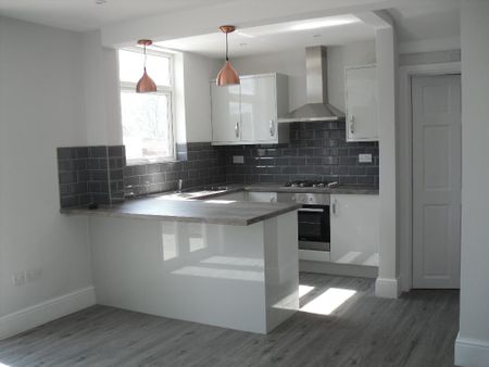 4 bedroom semi-detached house to rent - Photo 3