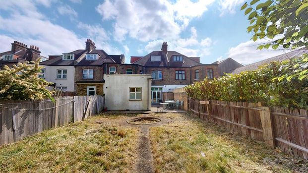 3 bedroom flat to rent - Photo 1