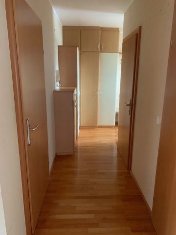 3-Zimmer-Wohnung mit möblierter Küche, Terrasse und Garagenparkplatz in beliebter Wohngegend Schärding - Foto 4