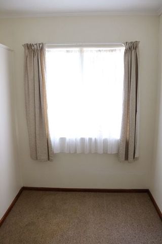 Sunny 2 bedroom unit in Royal Oak - great location - Photo 5