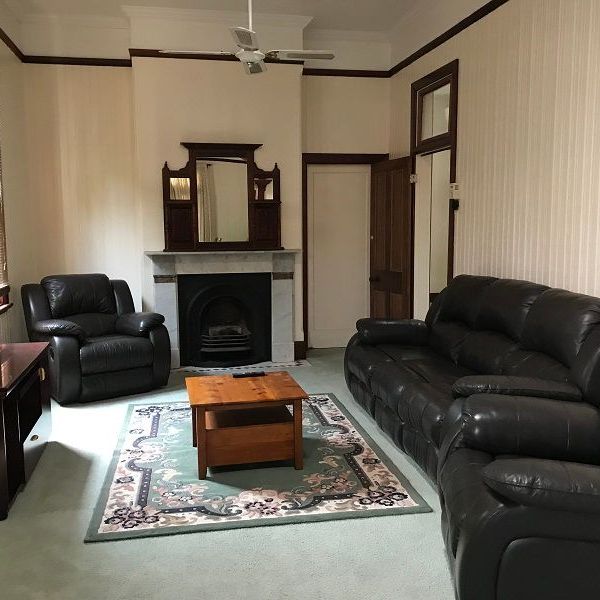 Fully Furnished Large family home in central location - Photo 1