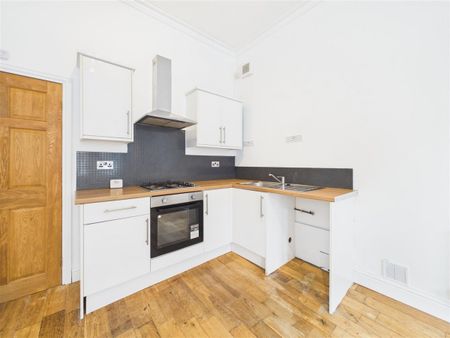1 bedroom Flat to rent - Photo 2