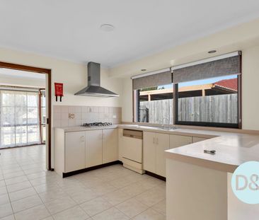 Classic Family Living in a Quiet Court, Backing Onto Parkland - Photo 4