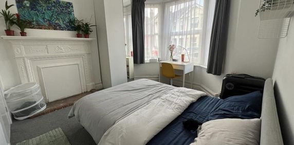 5 Bed Semi-Detached House, Woodcote Road, SO17 - Photo 2