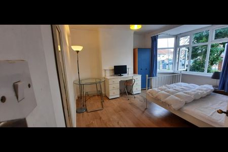 Studio Flat, The Ridgeway, NW9 - Photo 2