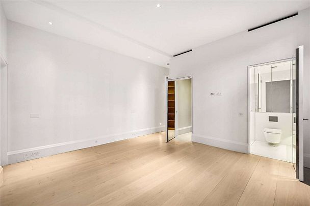 A fabulous beautifully interior designed second floor lateral apartment spanning two buildings. The flat provides magnificent entertaining space and beautiful views across Cadogan Square. - Photo 1