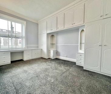 3 bedroom end of terrace house to rent - Photo 2