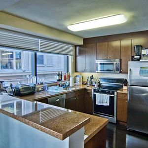 MODERN 1 BEDROOM APARTMENT IN CENTRAL TORONTO - Photo 2