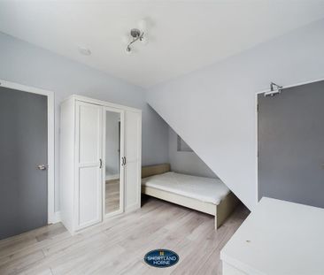 4 bedroom end of terrace house to rent - Photo 2