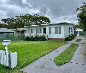 4 Bedrooms - 2 Bathroom - Located Opposite Beach - Fantastic Location - Photo 1
