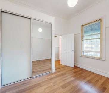 Charming 2-Bedroom in Prime Inner Melbourne Location - Photo 4