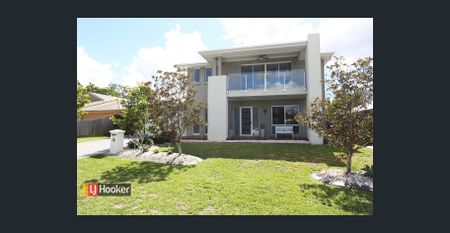 MAGNIFICENT FAMILY HOME WITH LUXURY FINISHES & RESORT-STYLE POOL - Photo 5