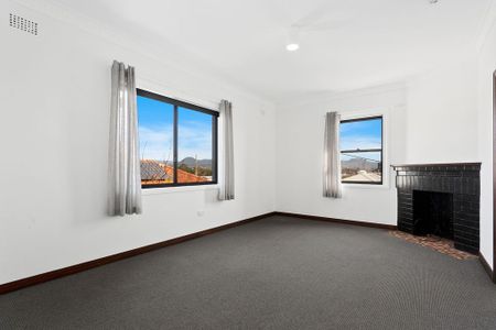 Spacious, freshly renovated top floor unit - Photo 3