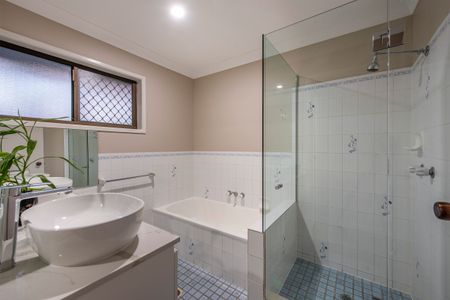 FAMILY HOME, FULLY FENCED, 4 BED 2 BATH WITH AIR CON, PETS CONSIDERED - Photo 3