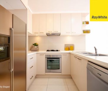 CONTEMPORARY THREE BEDROOM TOWNHOUSE IN MOST SOUGHT AFTER LOCATION - Photo 3
