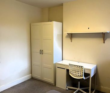 1 bedroom in a house share to rent - Photo 2