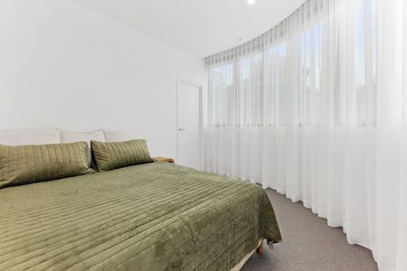 Premium Two-Bedroom Luxury Apartment close to all Amenities - Photo 3