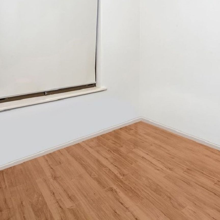 Lovely 2 Bedroom Family Home with Parking for 2 Cars! - Photo 1