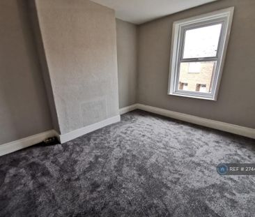 3 bedroom flat to rent - Photo 3