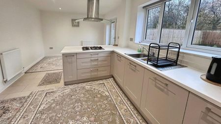 4 bedroom detached house to rent - Photo 4