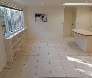 Charming studio in Epsom - Photo 4