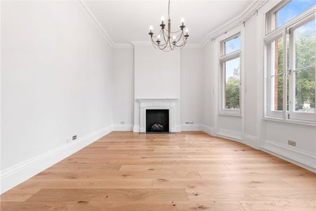 Newly updated spacious 1st and 2nd floor duplex that offers comfortable and flexible accommodation. the period features such as the high ceilings and large windows means it is naturally bright and would suit a family or anyone who enjoys entertaining. EPC rating: C - Photo 4