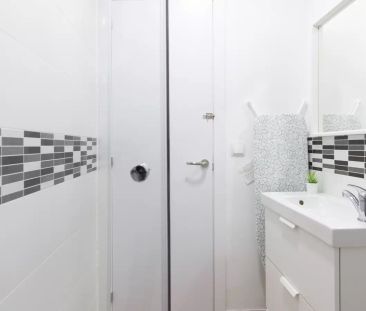 Double bed in Room in a shared 6-bedroom apartment for rent in San ... - Photo 6