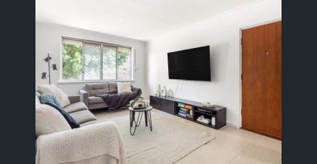 Beautiful 3 Bedroom 1 Bathroom Available for Rent - Photo 3