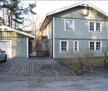 VILLA UTHYRES I SOLLENTUNA - Photo 1