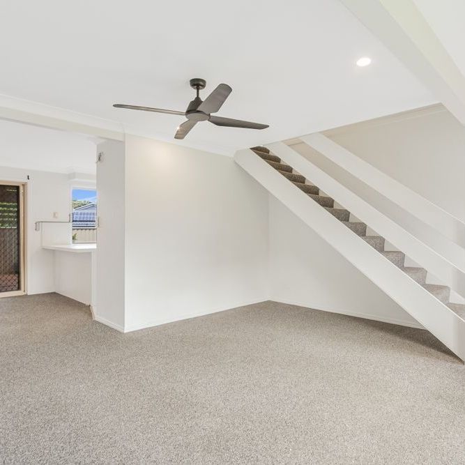 TIDY TOWNHOUSE IN CENTRAL LOCATION - Photo 1