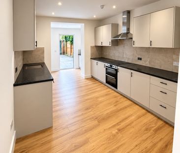 6 Bed Terraced House, Warwick Road, N11 - Photo 2