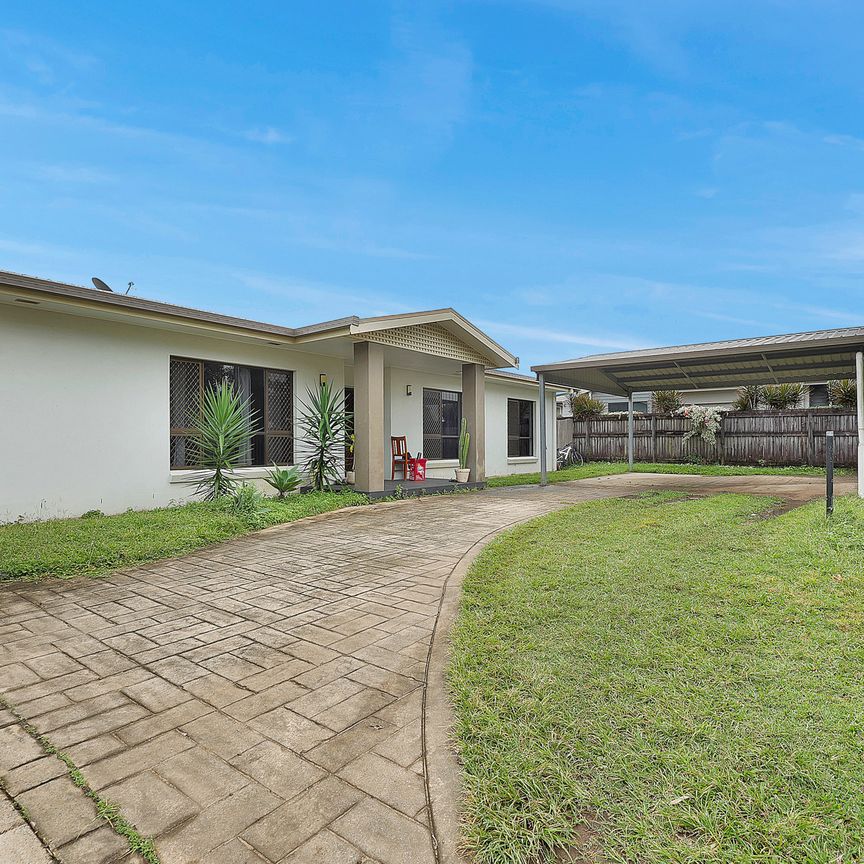 Spacious three bedroom Duplex in super convenient location - Photo 1