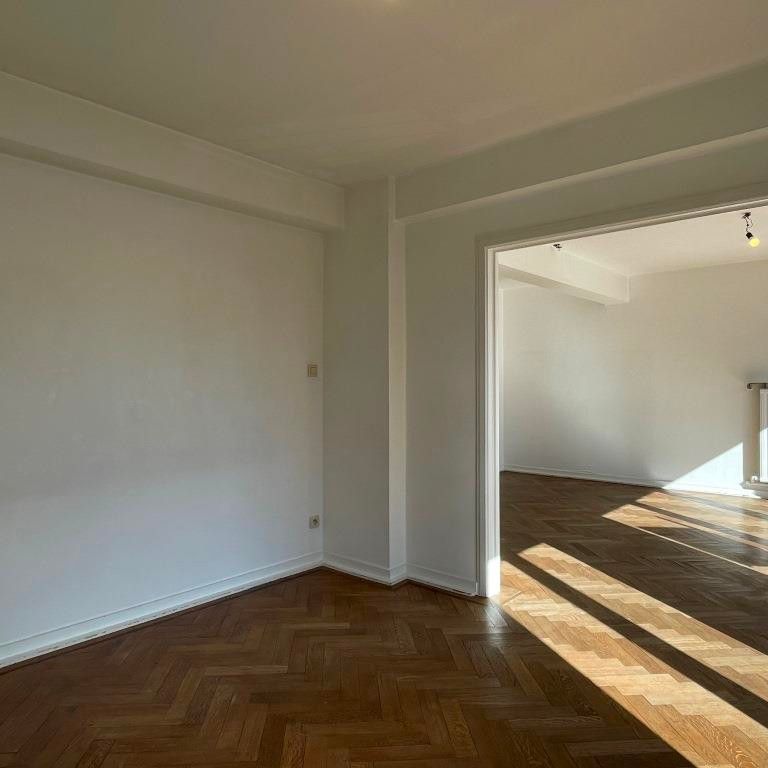 Lichtrijk en ruim éénslaapkamerappartement gelegen aan het Sint-Annaplein - Photo 1