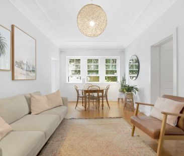 Charming art deco apartment with private access to garden courtyard - Photo 1