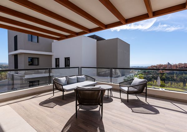 LONG TERM RENT 3-bedroom apartment in the Marbella Lake urbanisation.