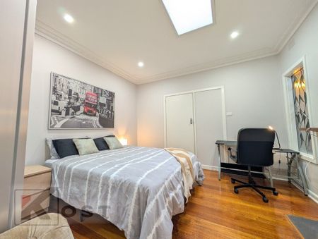 Blackburn South - Photo 2