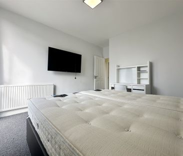 Hallfield Estate, London - Photo 1