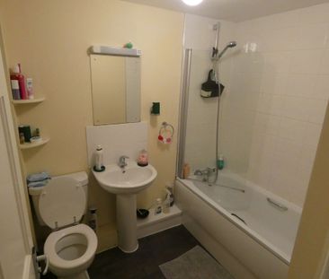 2 bed Apartment - To Let - Photo 6
