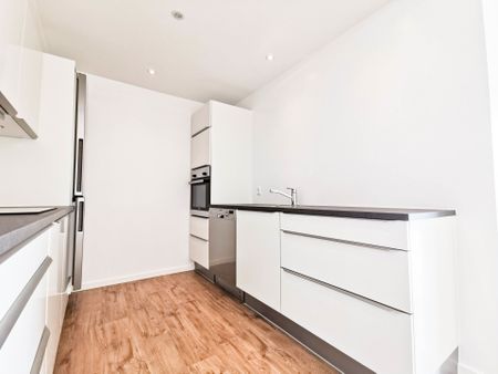 Nyopført bolig med stor altan i et skønt område - Foto 2