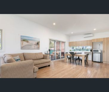 Stylish Two Bedroom flat with a good size yard - Photo 1