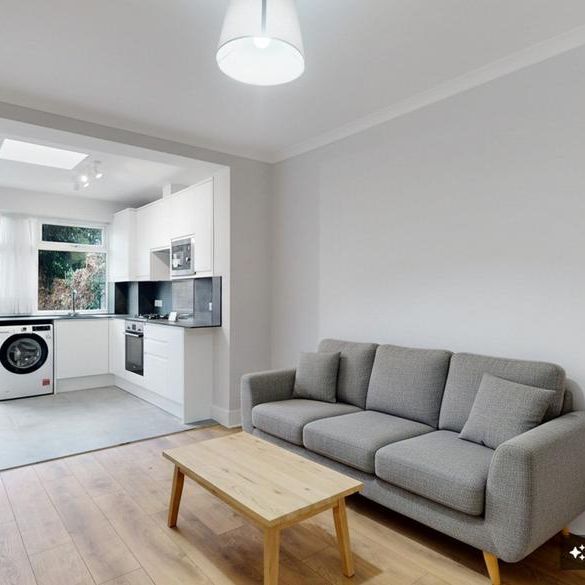 4 bedroom flat to rent - Photo 1