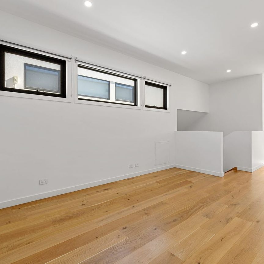 Stunning Executive Town Residence! - Photo 1