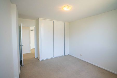 Spacious Inner-City Living with Stunning Harbour Views - Photo 3