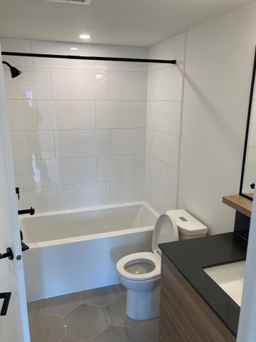 Brooklyn One Bedroom Plus Den - Photo 3