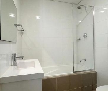 MODERN STREET FACING APARTMENT! - Photo 5