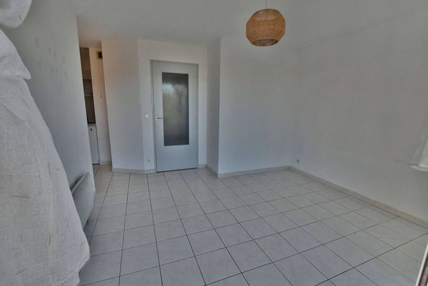 Location appartement 1 pièce 30 m² Saint-Raphaël 83700 - Photo 1