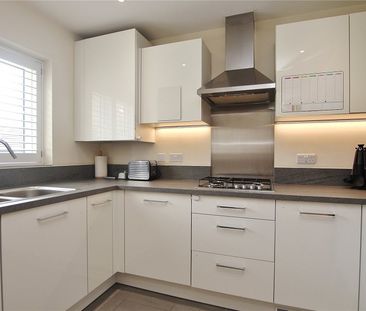 Brookwood Farm Drive, Woking - 3 bedrooms Property for lettings - S... - Photo 4