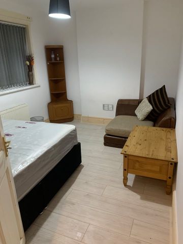 Room in a Shared House, Wilbraham Road, M14 - Photo 3