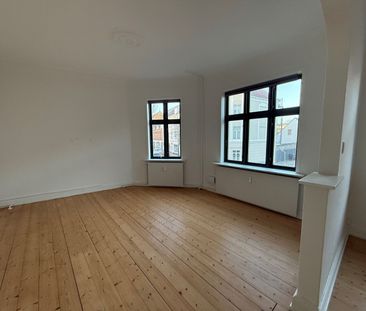 God lys 1. sals lejlighed tæt på centrum - Photo 1