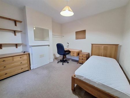 4 bedroom terraced house to rent - Photo 4